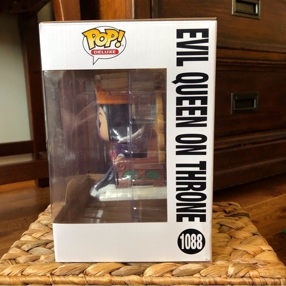 Funko Pop Disney: Snow White: Evil Queen on Throne #1088 - Picture 4 of 5